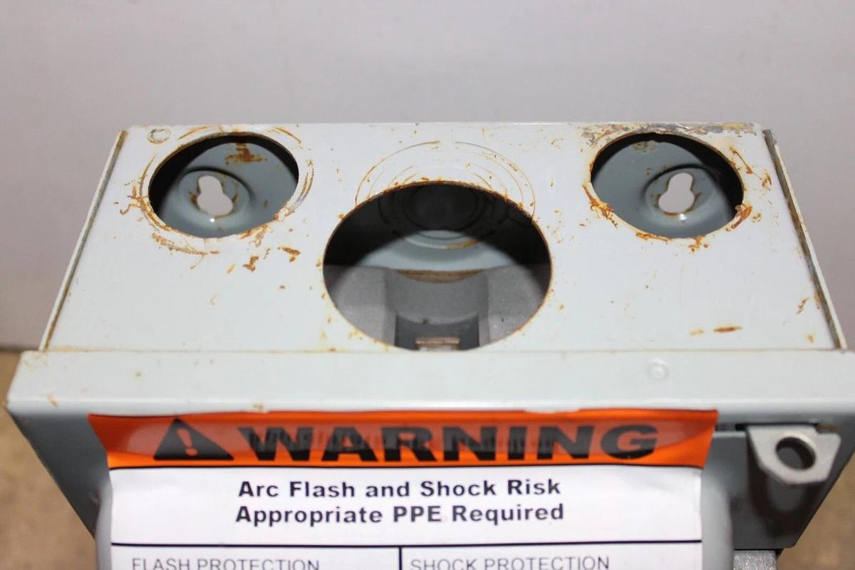 Used ITE ENCLOSED SWITCH SN422 60 AMP 240 VAC TYPE 1 3-PHASE 15HP