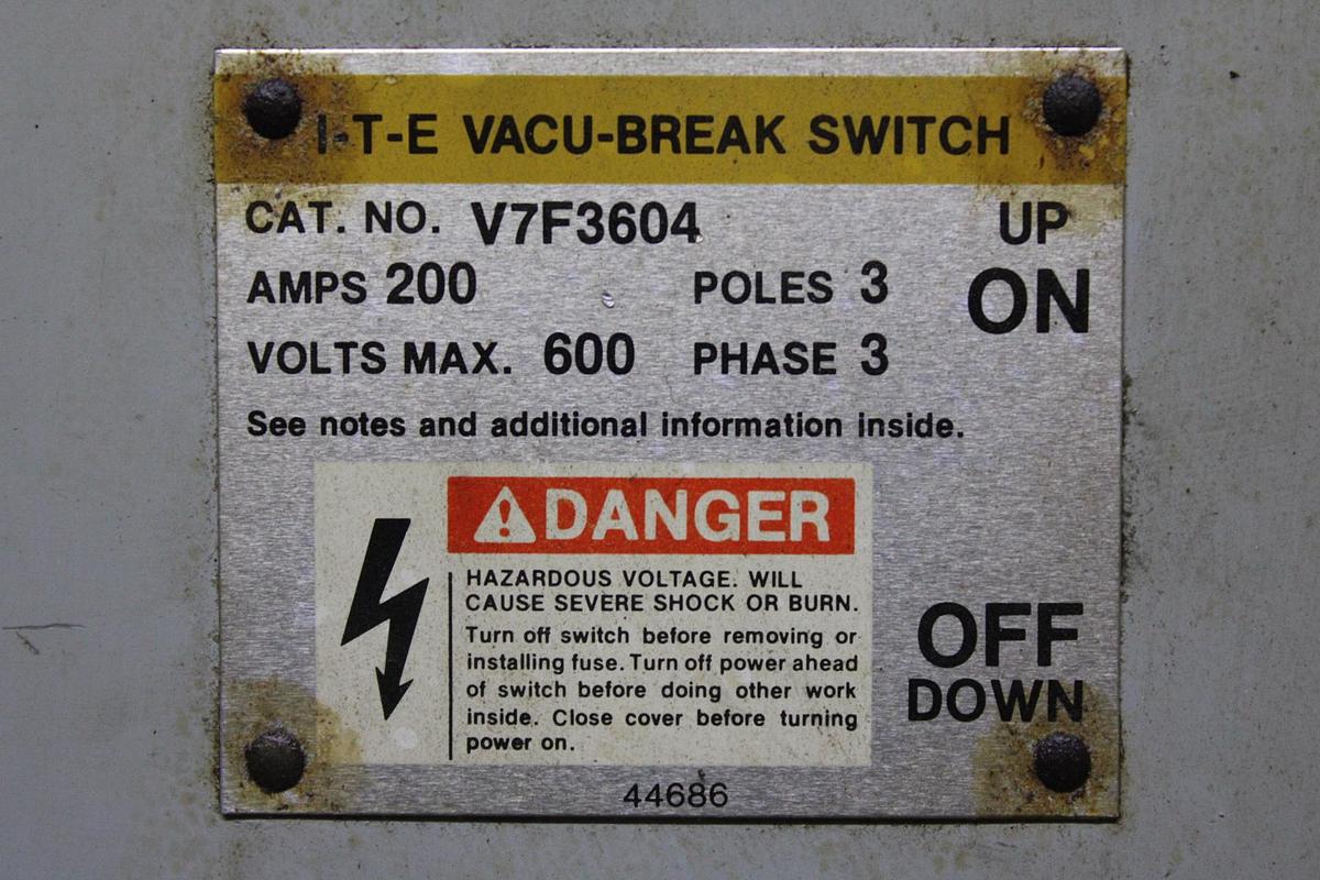 Used ITE TWIN VACU-BREAK FUSIBLE PANELBOARD SWITCH V7E3622 600V 60A