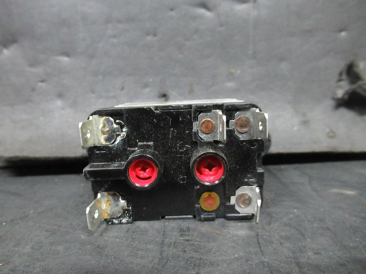 Used BEACON POWER RELAY BLOCK 90294Q 12 AMP @ 120 VAC 8 AMP @ 277 VAC COIL: 120 VOLT