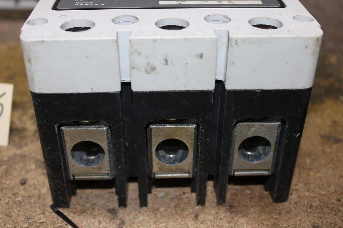 Used CUTLER HAMMER CIRCUIT BREAKER DK3300Z01 300 AMP 3-POLE 240 VAC SINGLE PHASE