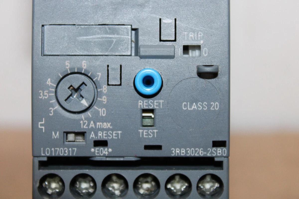 Used SIEMENS STARTER 3RB3026-2SB0 600 VAC 4 AMP W/ 3RT2025-1AK60