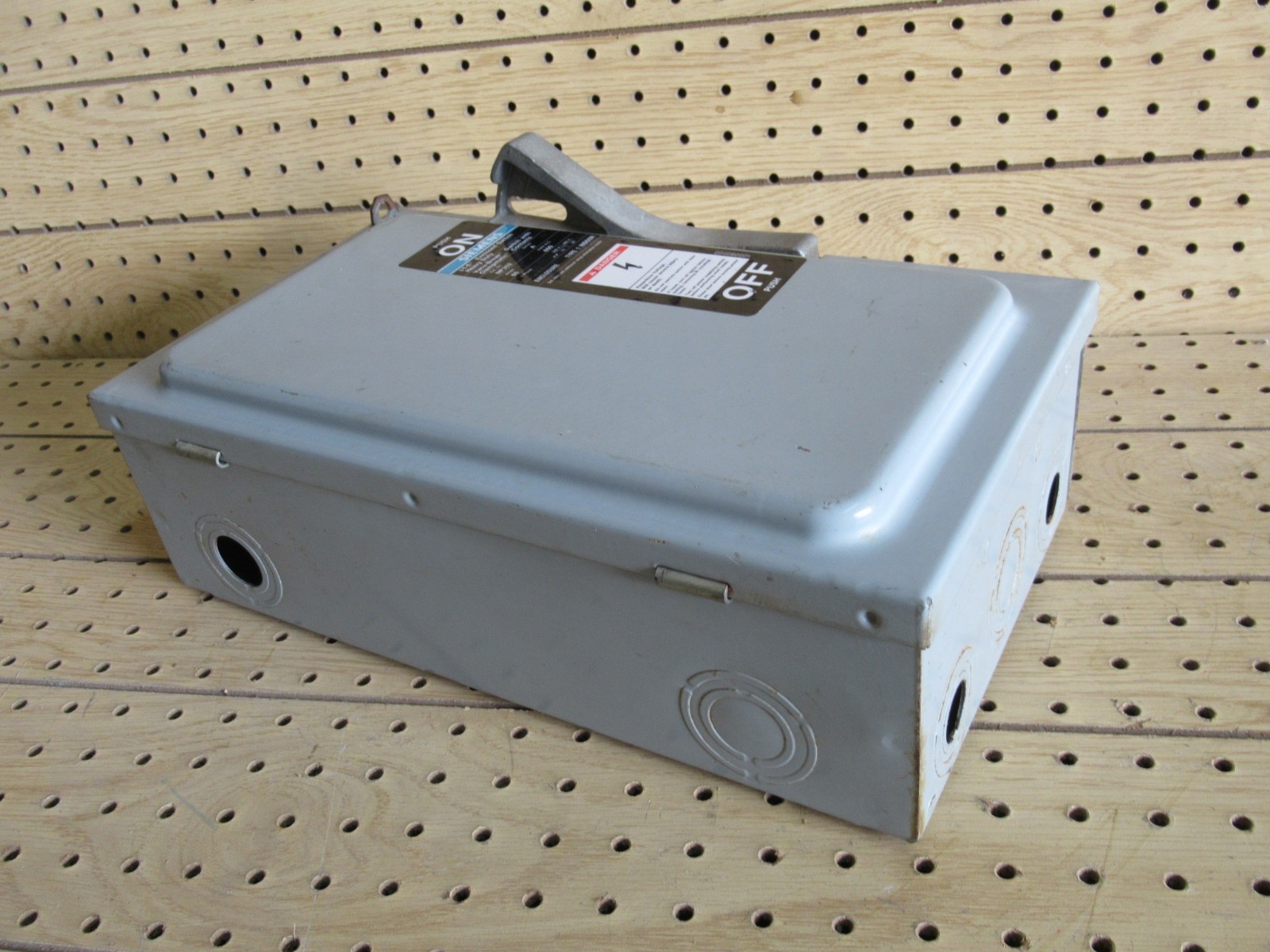 Used SIEMENS NON FUSIBLE SAFETY DISCONNECT SWITCH NF352 60A 600VAC 50HP 3 PH TYPE 1