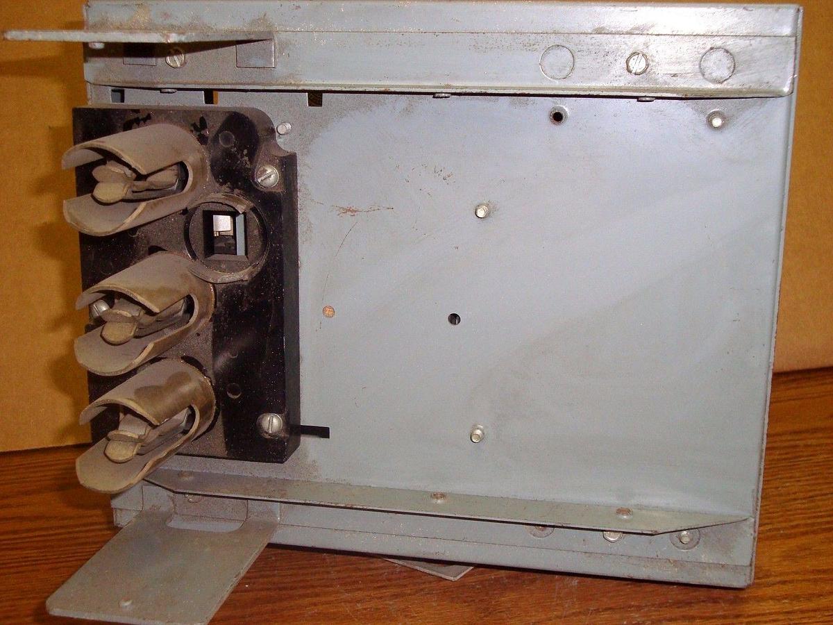 Used GE 30 Amp 600 Volt BUSWAY SWITCH FLEX A PLUG BUS 15HP 3 Poles CAT# DFPHA361FVK