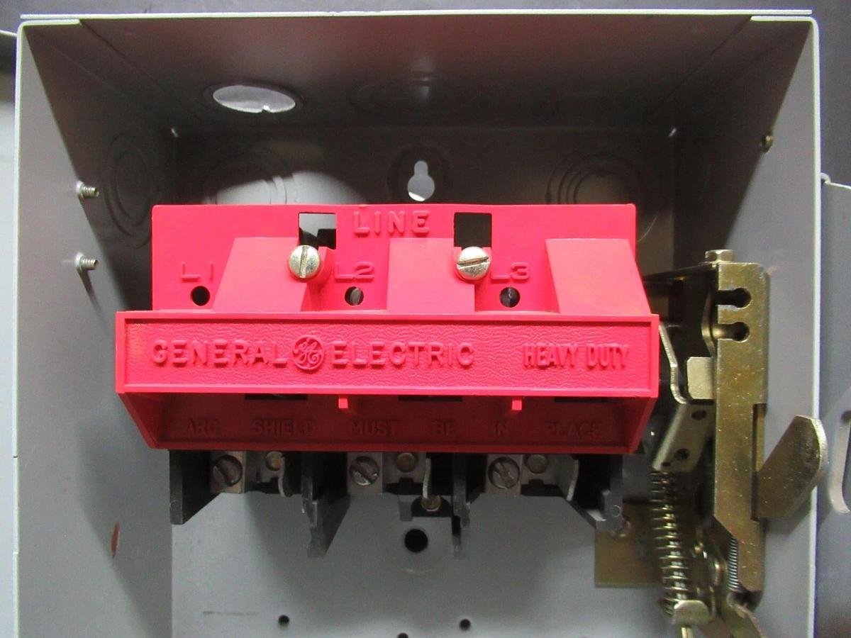 Used GE SAFETY DISCONNECT THN3361 ENCL. TYPE 1 30 AMP 600 VAC 30 HP 3-PHASE 3-POLE