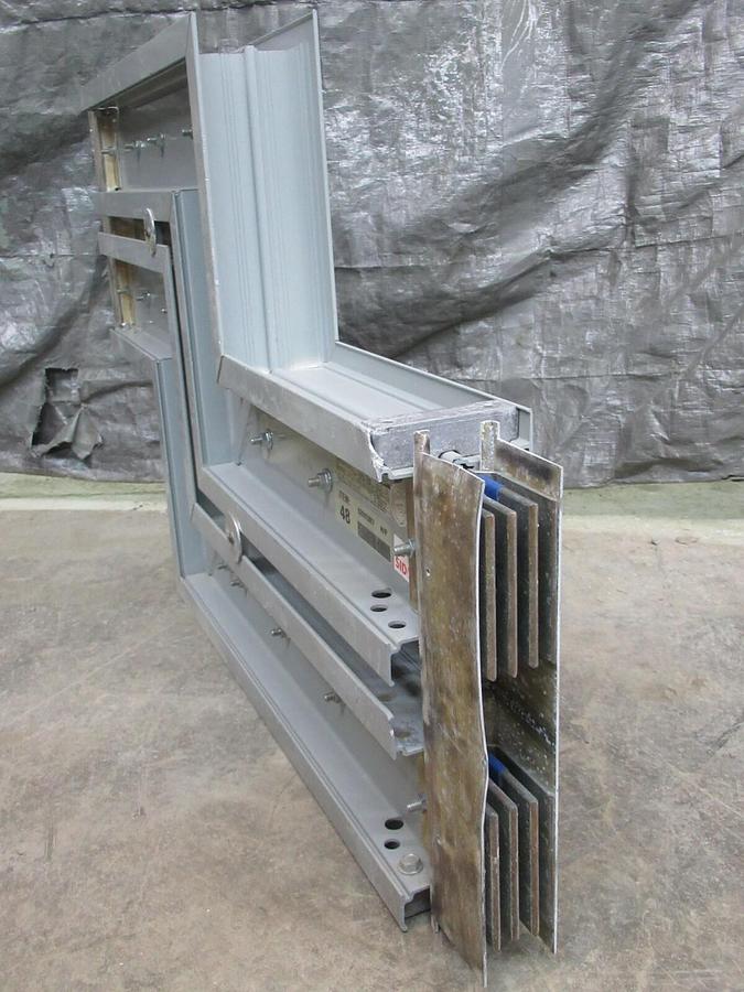 Used 3000 AMP GE SPECTRA SERIES FLATWISE OFFSET BUSWAY 02692867 600 V 3 PH 3 W W/ G