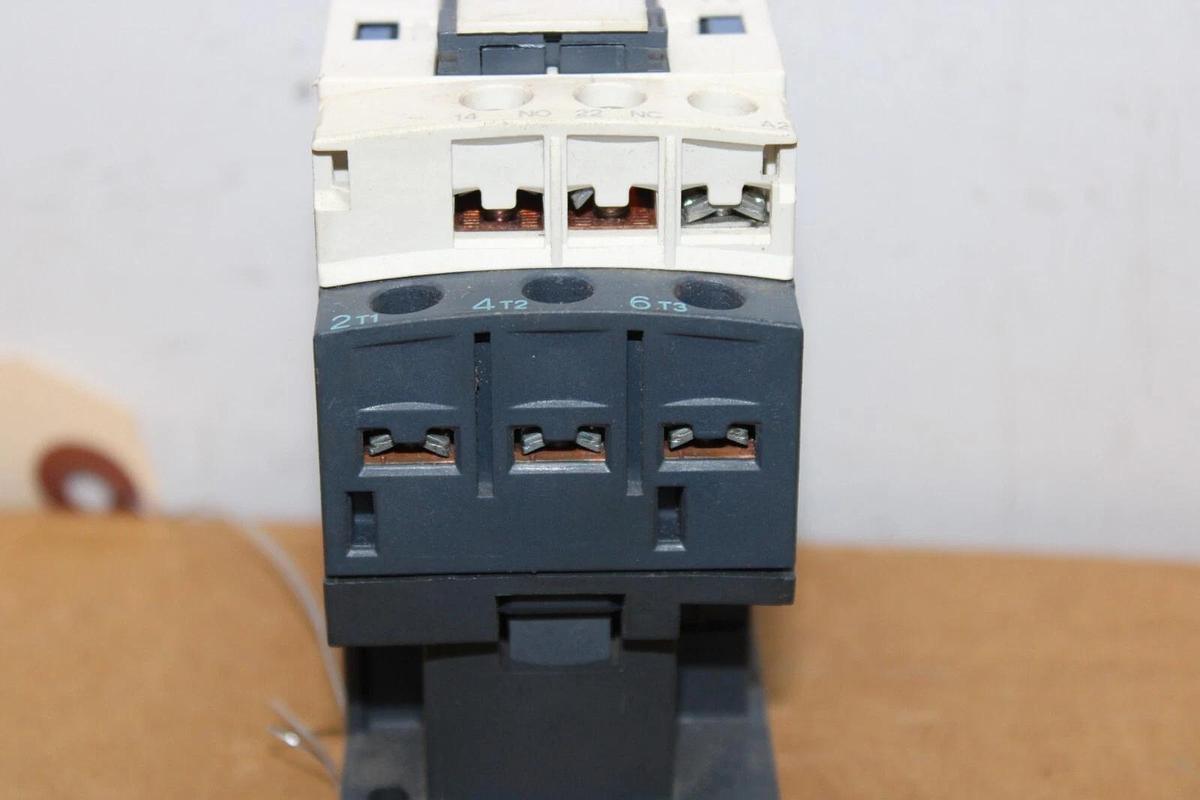 Used SCHNEIDER CONTACTOR LC1D12 25 AMP 600 VAC 3-POLE 3-PHASE 7.5 KW COIL: 24V