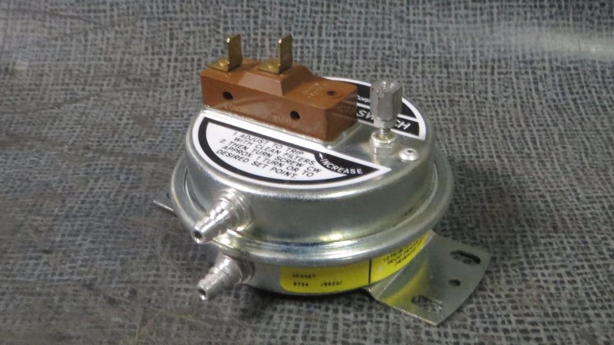 Used LIEBERT FILTER CLOG SWITCH 15 AMP TO 277 VAC  MODEL: AP4467 TRIDELTA .17 TO 5 WC