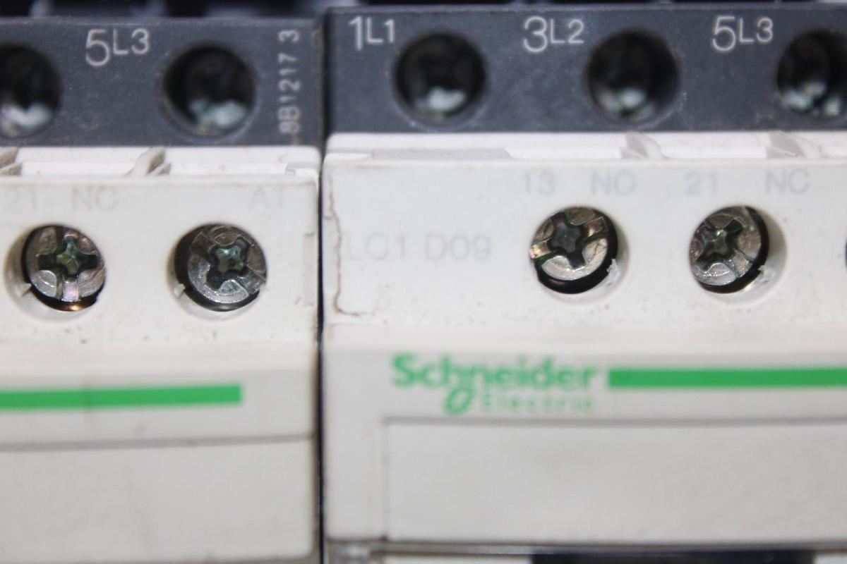 Used SCHNEIDER REVERSING STARTER LC1D09 600V 25A 7.5HP 3-PHASE 3-POLE W/ LRD08