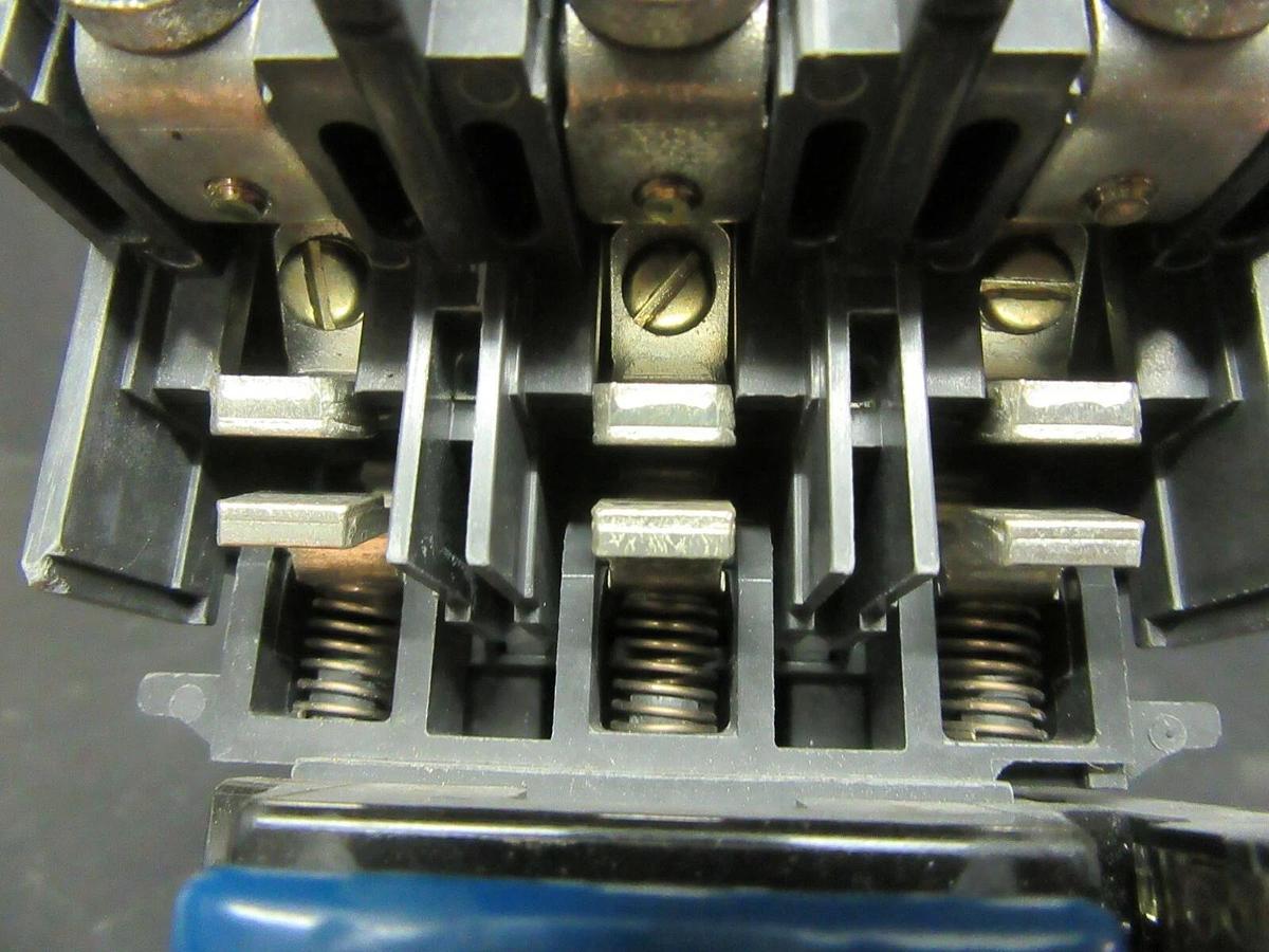 Used ALLEN BRADLEY NEMA CONTACTOR 500-CO*930 NEMA 2 45 AMP 600 VAC 25 HP COIL: 120V