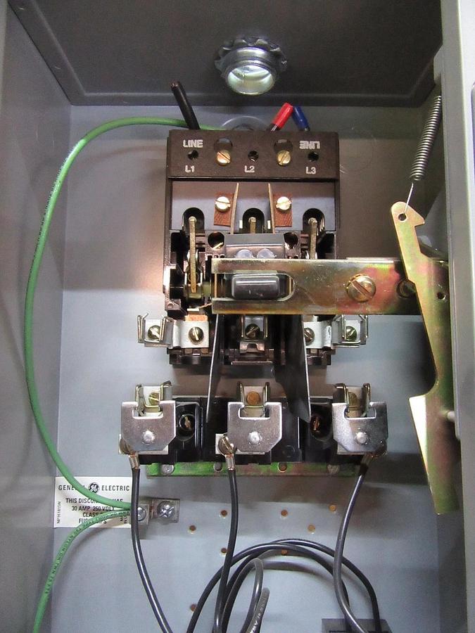 Used GE COMBINATION STARTER SIZE 1 240 VAC 7.5 HP CR308C CR308C1822PXATDBG 300-LINE