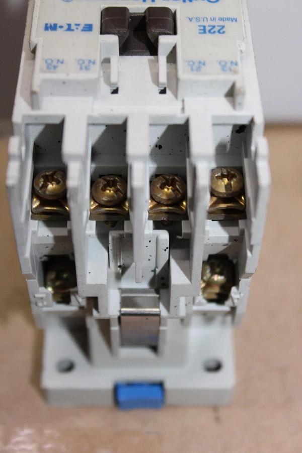 Used CUTLER HAMMER CONTACTOR D15CR22 22E 600 VAC 10 AMP 3-PHASE COIL: 110/120V