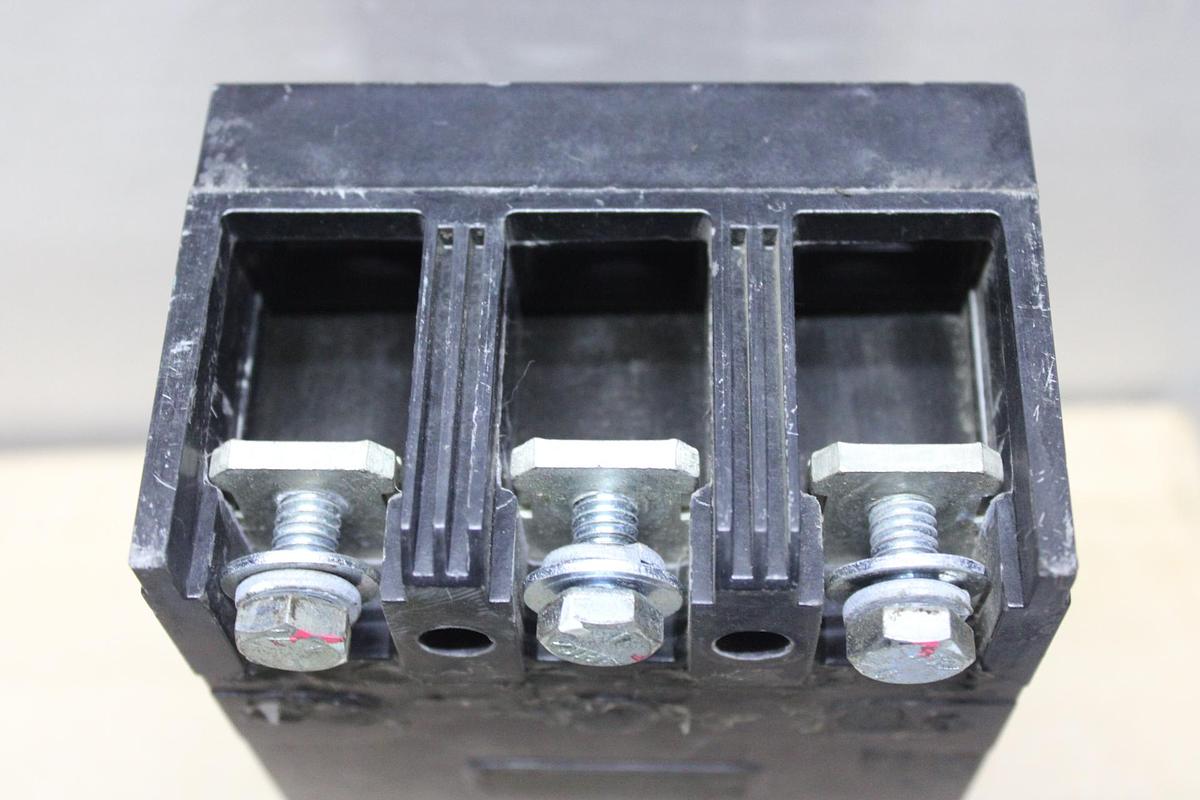 Used GENERAL ELECTRIC CIRCUIT BREAKER TQD32125 3-POLE 240 VAC 125 AMP