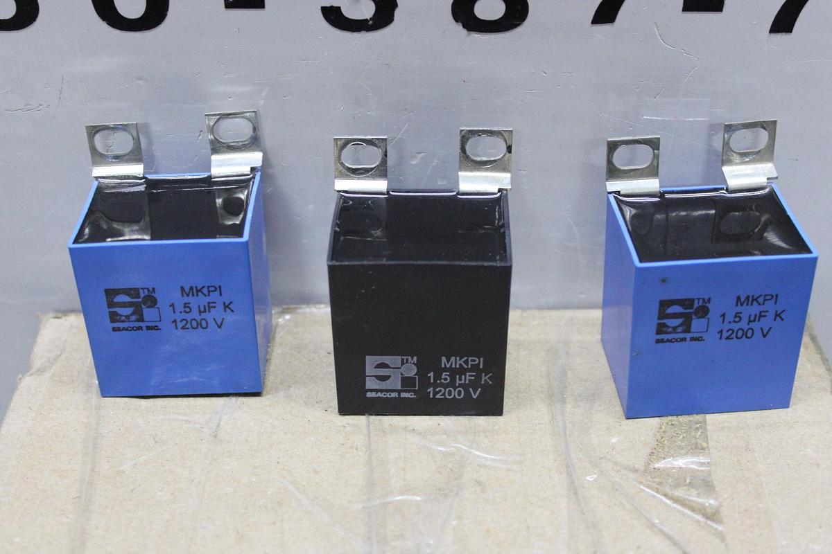 Used ALLEN-BRADLEY RELAY 700-HB33A1 250 VAC 15 AMP W/ BASE 700-HN153