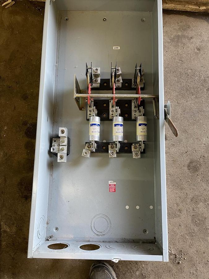 Used GENERAL ELECTRIC SAFETY DISCONNECT SWITCH TG3325R 400 AMP 240 VAC 100 HP NEMA 3R