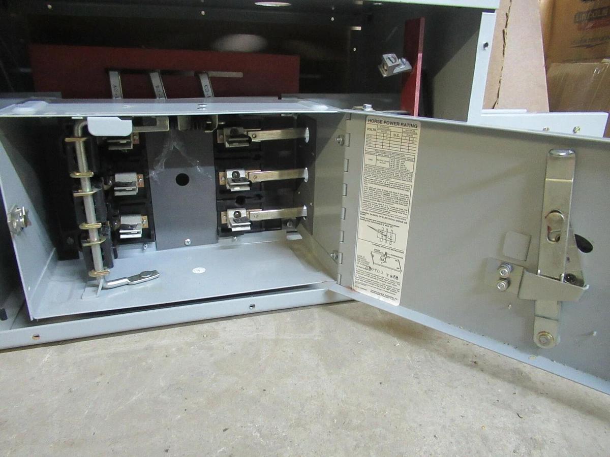 Used SIEMENS 100 AMP 240 V XJ-L BUSWAY TAPBOX W/ VACU-BREAK SWITCH V2E3203 4W XC1004G