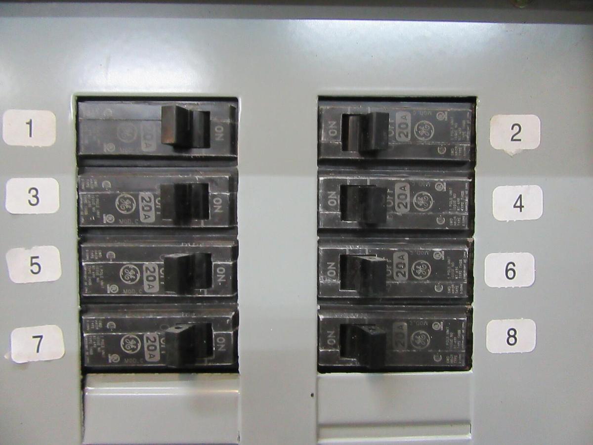 Used 125 AMP GE PANELBOARD PANEL AQF3421MBX / AXB7 208Y/120 VAC MLO 3 PH 4 W THQB