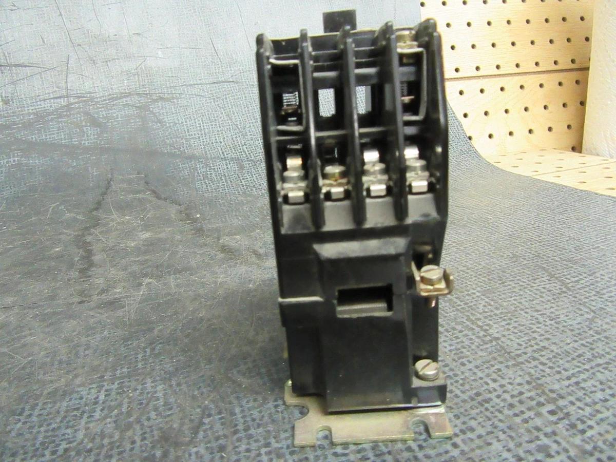 Used CUTLER-HAMMER INDUSTRIAL CONTROL RELAY BF33F MODEL E 300V 60 AMP 3-POLE