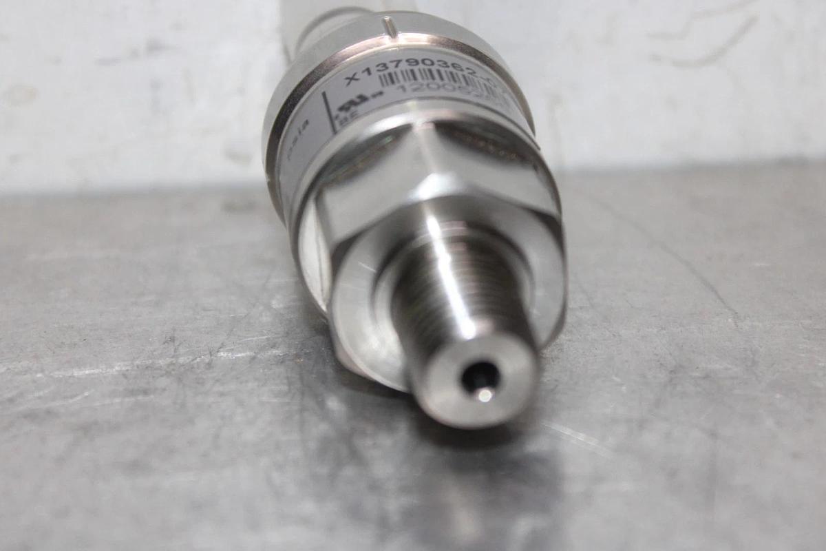 Used DANFOSS TRANSDUCER X13790362-07 AKS-1008 060G438505 0-50 PSIA