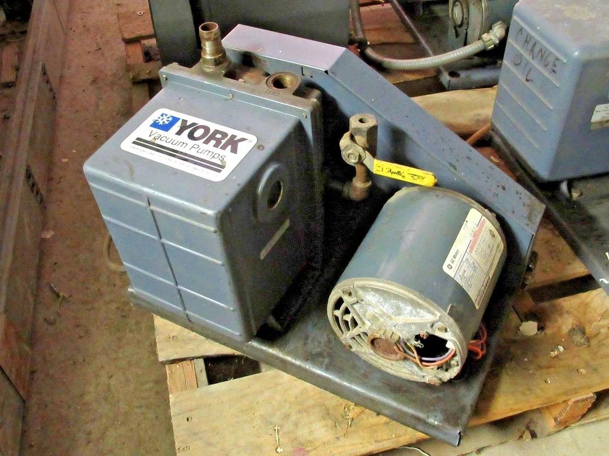 Used YORK 1/2 HP 3 PHASE OIL-SEALED ROTARY VACUUM PUMP 026-32305-000 W/ K416 MOTOR