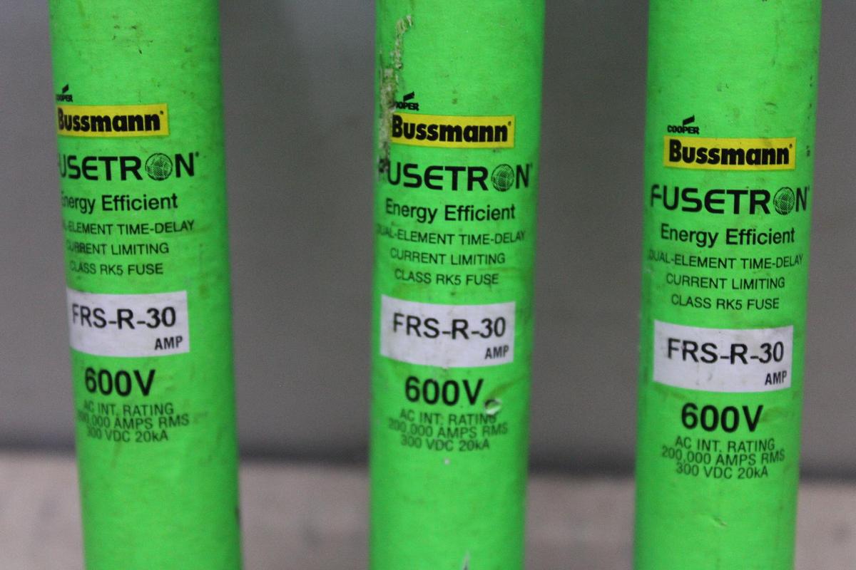 Used LOT OF 3 FUSETRON DUAL-ELEMENT FUSES FRS-R-8 8 AMP 600 VAC