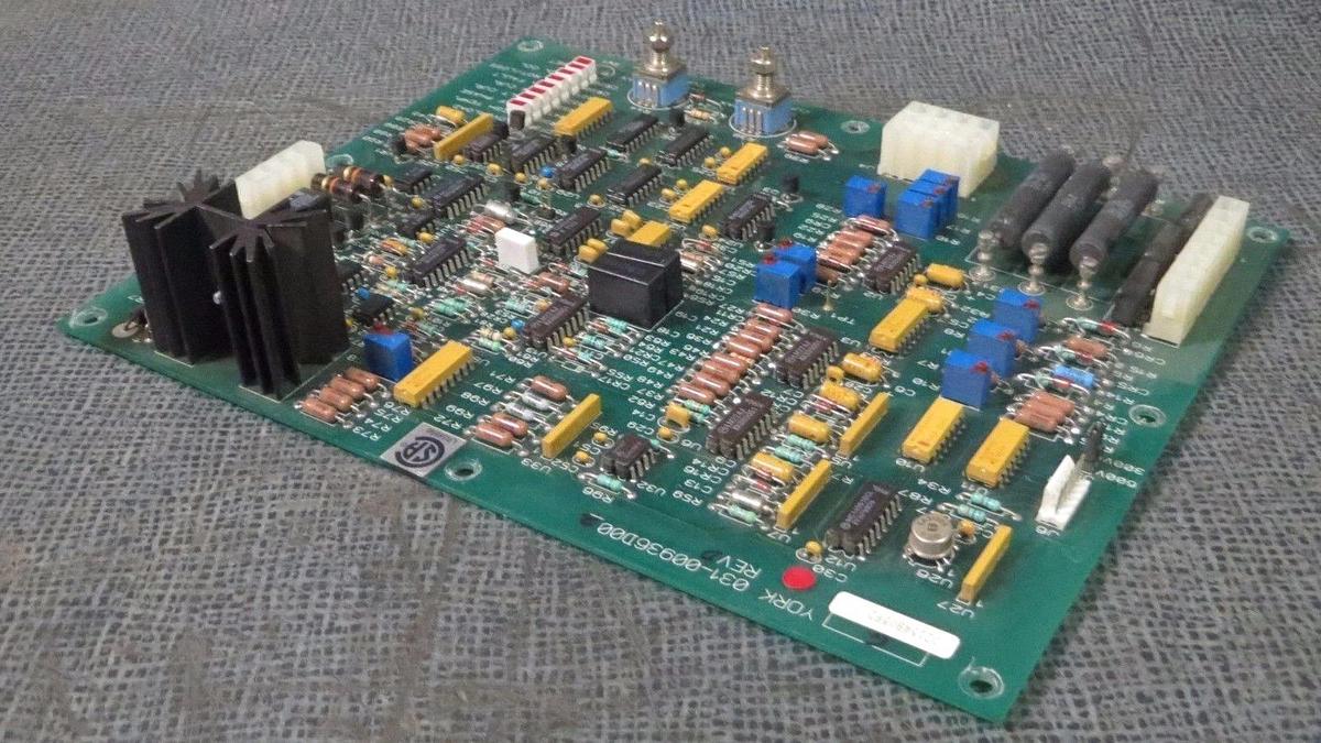 Used YORK LOGIC CONTROL CIRCUIT BOARD  MODEL/REVISION: 031-00936D002 REV D