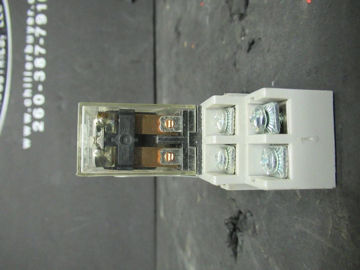 Used ALLEN BRADLEY RELAY AND BASE 700-HF32A24 SER. B W/ 700-HN116 SER. B BASE