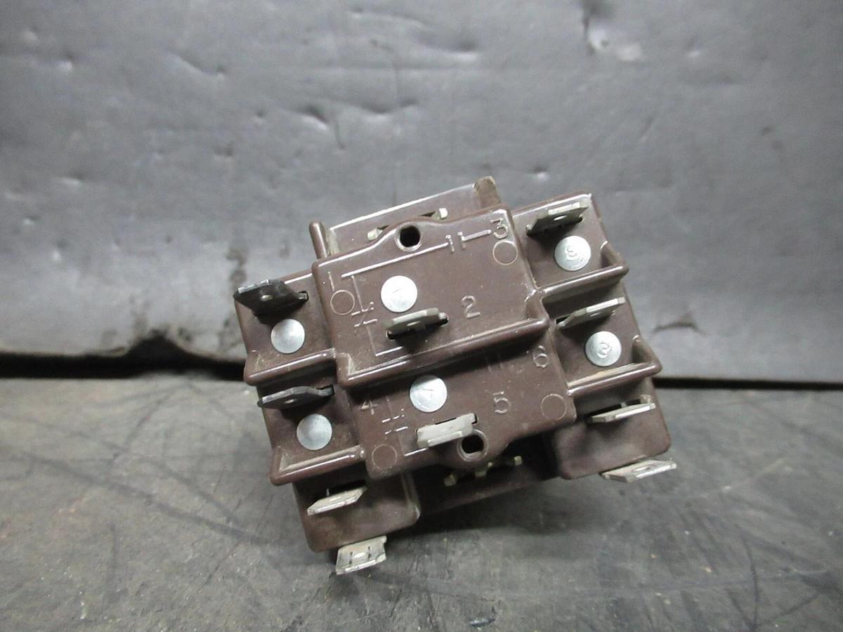 Used HONEYWELL GENERAL PURPOSE RELAY R4222D-1013 480 VOLT 50/60 HZ 12 AMP *WARRANTY*