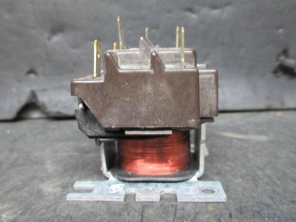 Used HONEYWELL GENERAL USE RELAY R611 R4222Q-1048 HN61KX006 480 VAC 3 AMP @ 277 VAC