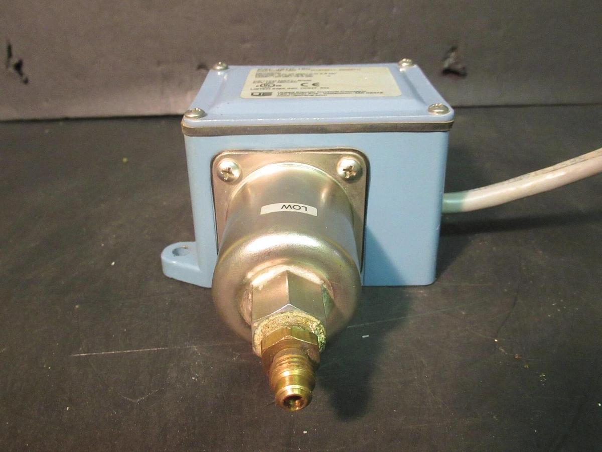 Used UNITED ELECTRIC BRASS PRESSURE SWITCH 40-180 PSI 15 AMP 480 VAC 0-40 PSID