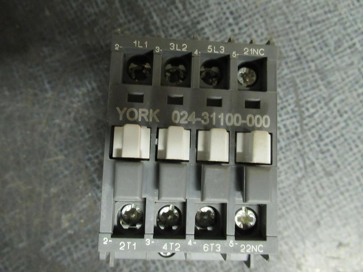 Used YORK CONTACTOR 024-31100-000 600V 7.5HP 26A **WARRANTY INCLUDED**