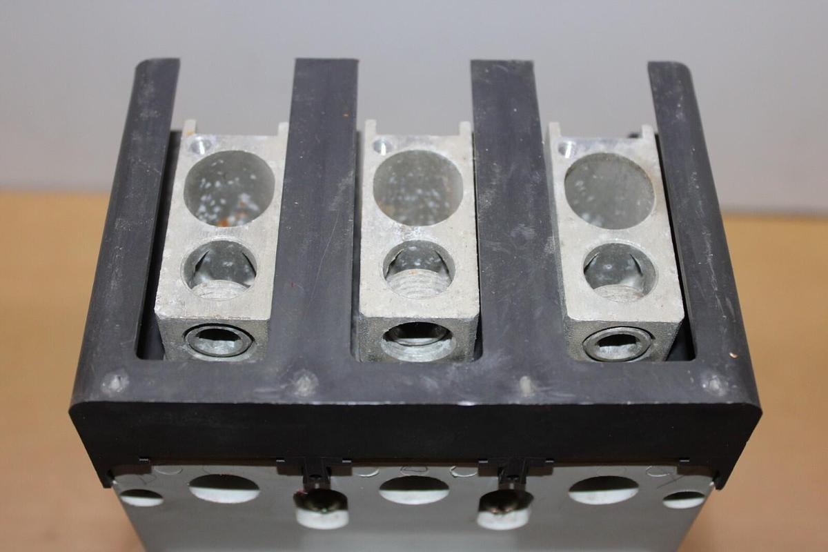 Used CUTLER HAMMER CIRCUIT BREAKER KD3400F 350 AMP TRIP 600 VAC 3-POLE W/ SHUNT TRIP