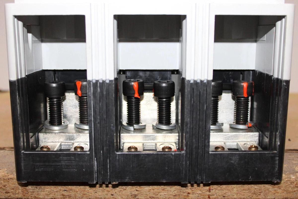 Used EATON CIRCUIT BREAKER NGS312033E 1200 AMP 600 VAC 3-POLE NGS-50K