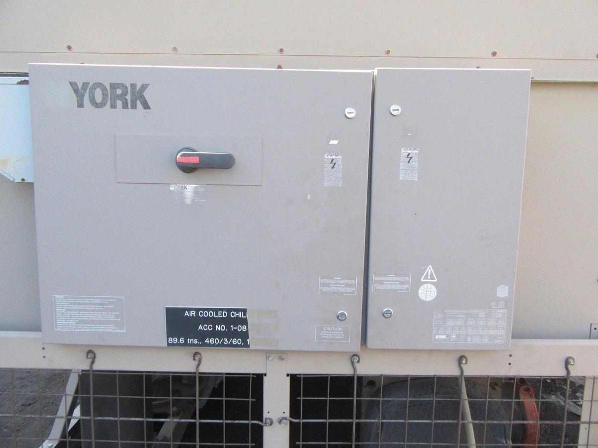 Used YORK 100 TON AIR COOLED CHILLER 460 VOLT YCAL104 LOW HOURS  GREAT CONDITION