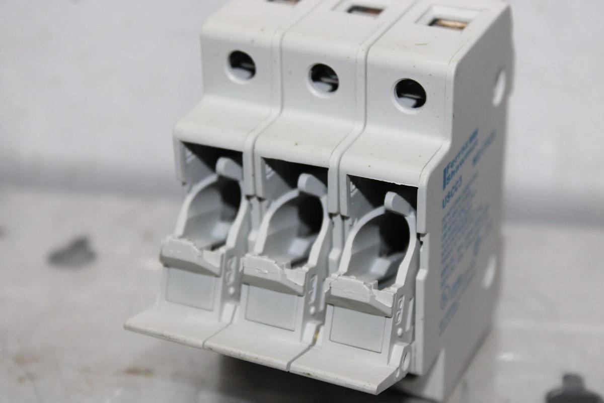 Used FERRAZ SHAWMUT ULTRASAFE FUSE HOLDER USCC3 M217522 3-POLE 600 VOLT 30 AMP