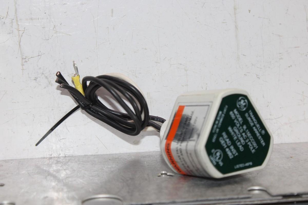 Used GENERAL ELECTRIC TRANQUELL SURGE ARRESTOR 9L15ECC001 650 VOLT 3-POLE