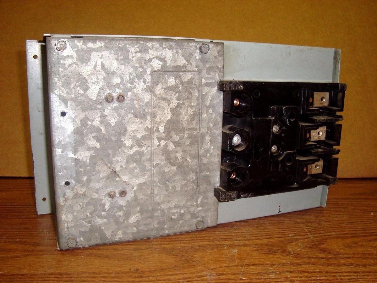 Used GE FUSIBLE PANELBOARD SWITCH DD2D3361 30 AMP 600 VAC 3-PHASE 20 HP