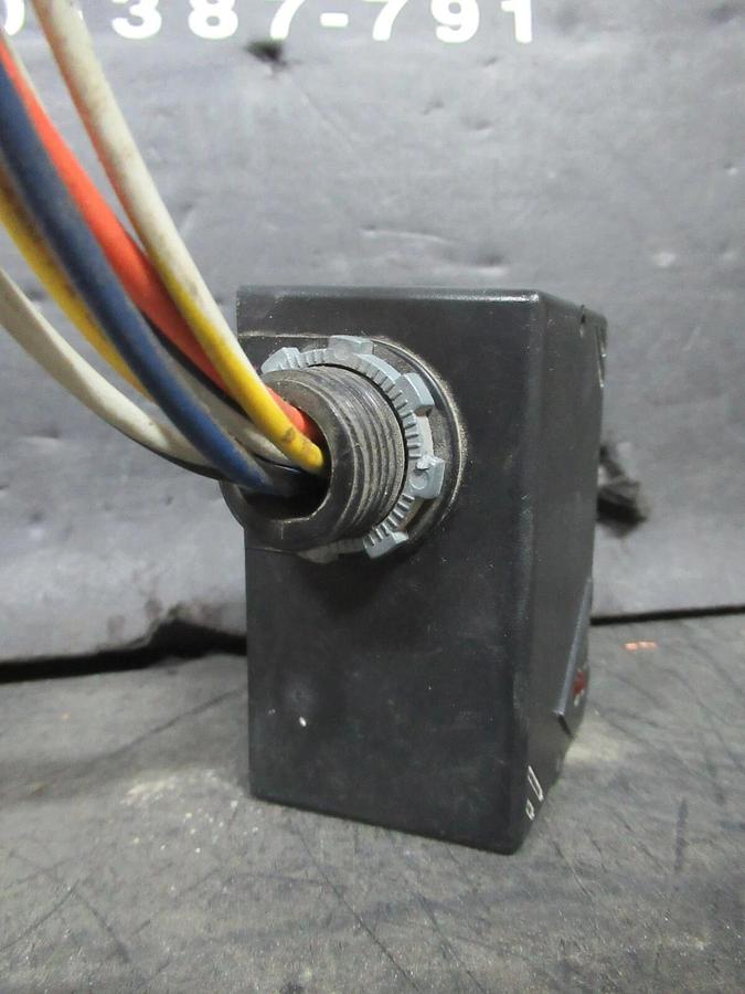 Used VERIS VICTORY 100 SPDT ENCLOSED RELAY 10 AMP 277 VAC 1/3 HP **WARRANTY**