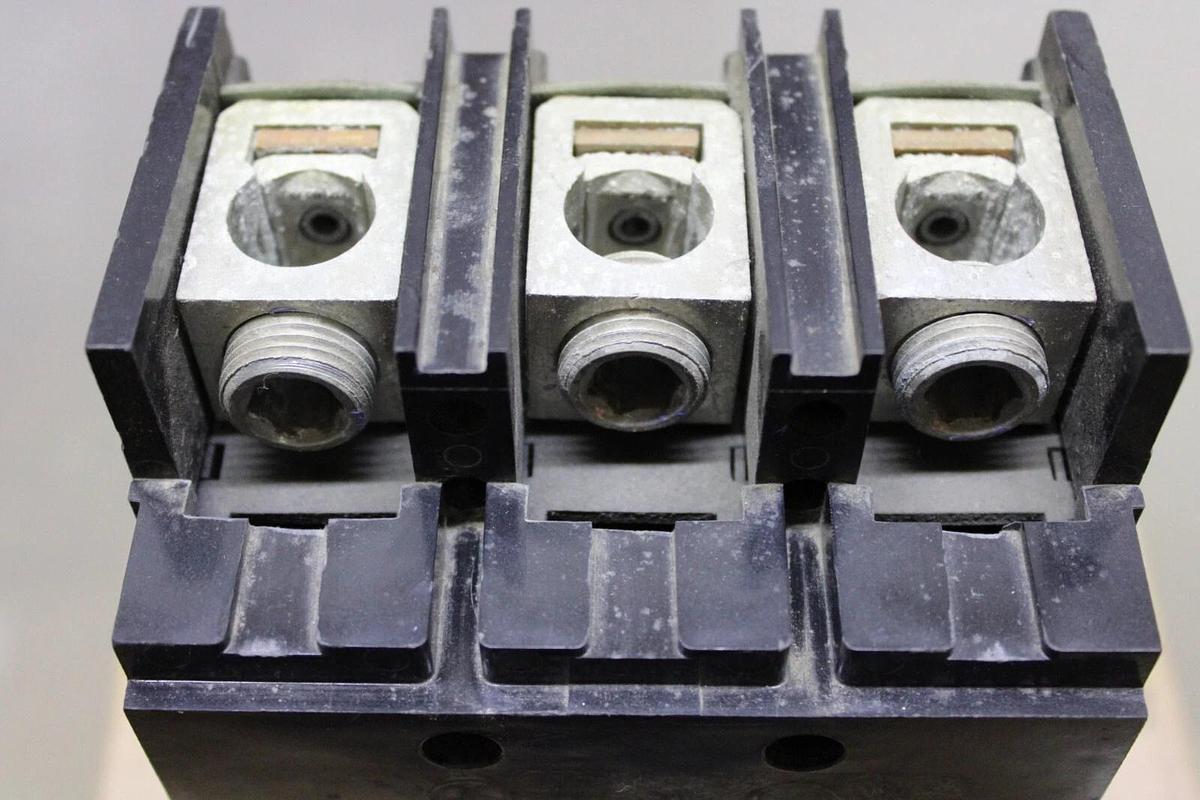 Used SQUARE D CIRCUIT BREAKER Q2L3225H 3-POLE 240 VAC 225 AMP **WARRANTY**