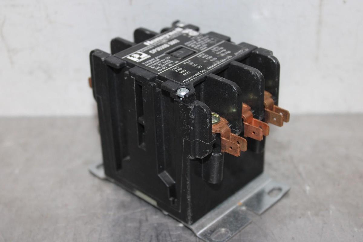 Used HONEYWELL CONTACTOR DP3030B-5002 30 AMP 600 VAC 3-POLE 10 HP COIL: 120 VAC