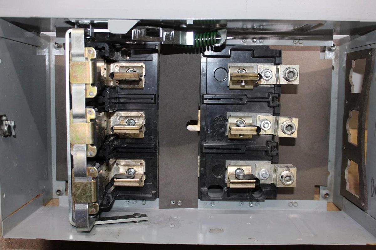 Used ITE FUSIBLE PANELBOARD DISCONNECT V7F3204 200 AMP 240 VOLT 3-PHASE 3-POLE