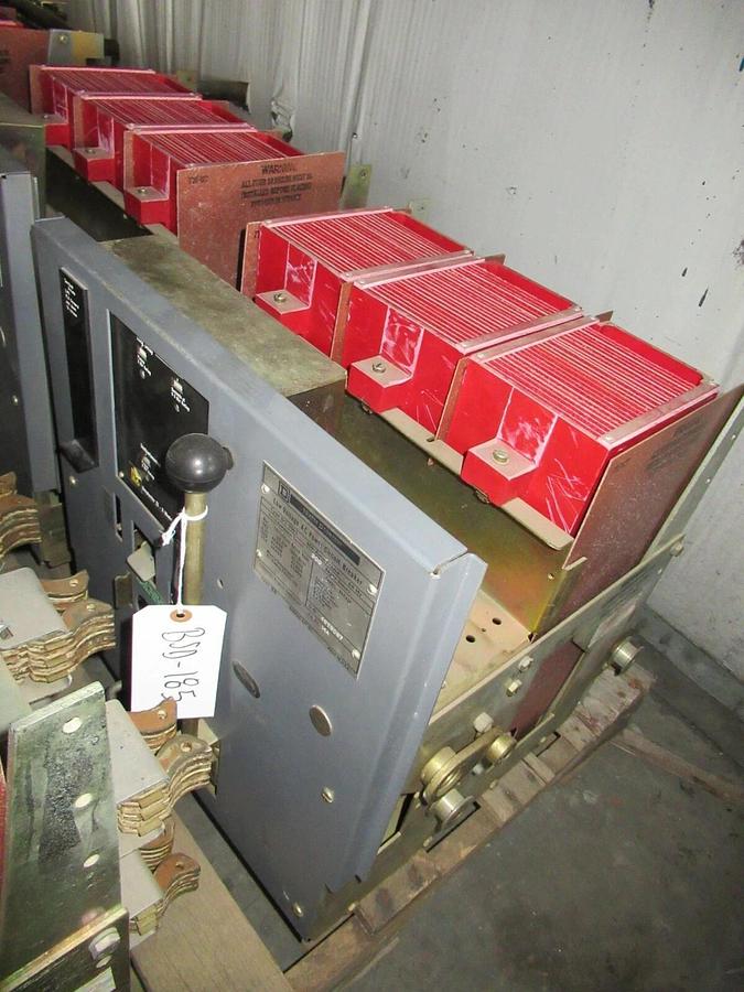 Used SQUARE D LOW VOLTAGE CIRCUIT BREAKER DS-206S 800 AMP FRAME 300 AMP TRIP 635V MAX