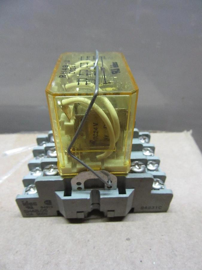Used LOT OF 2 IDEC RELAY RH4B-U 24 VDC W/ SH4B-05 BASE 10 AMP 300 VOLT