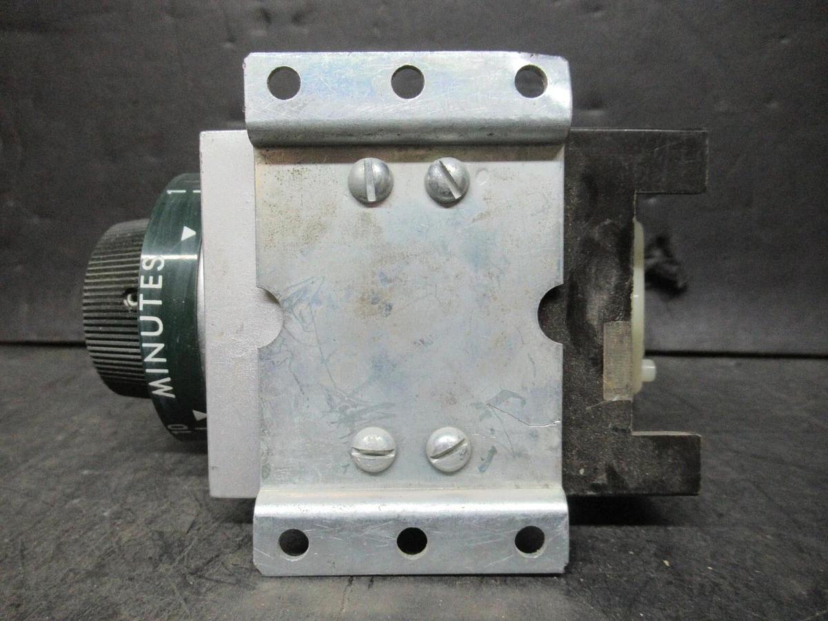 Used AGASTAT TIME DELAY RELAY 1-10 MINUTES 7022OF 24 VDC VOIL 600 VAC 10 AMP