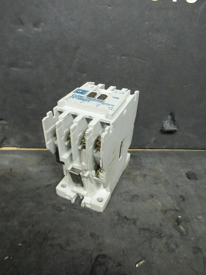 Used CUTLER HAMMER CONTACTOR CE15BNS3 5 HP @ 10 AMPS / 460 VAC 110 V COIL DIN RAIL