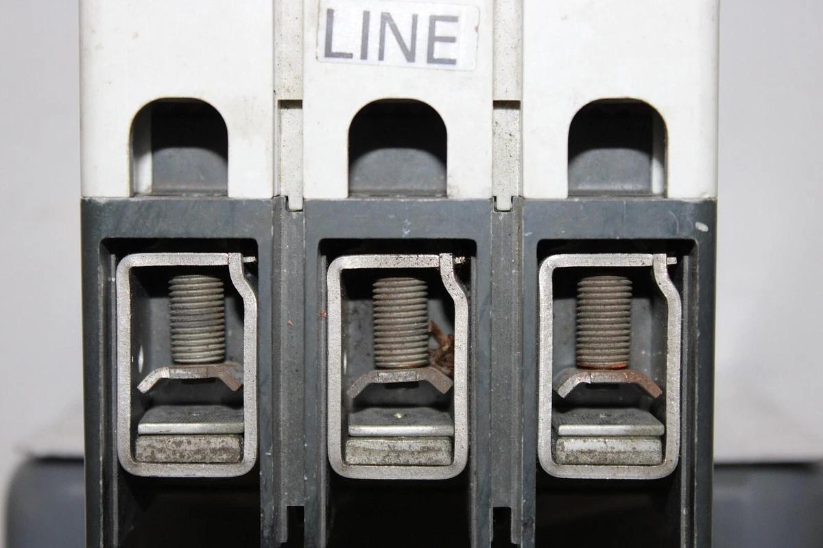 Used CUTLER HAMMER CIRCUIT BREAKER JDB3250C 250 AMP 600 VAC 3-POLE ADJUSTABLE TRIP