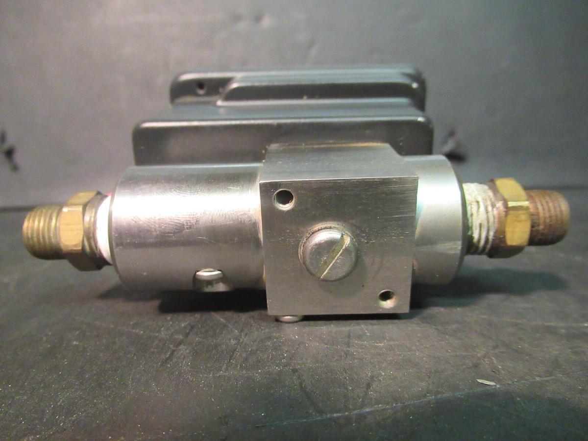 Used SETRA SYSTEMS PRESSURE TRANSMITTER 2301050PDZZ11ZTR1 0-50 PSID 24 VDC 4-20 MA