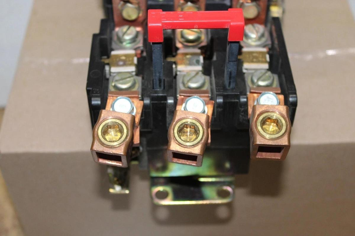 Used SQUARE D NEMA STARTER 8536SF01 NEMA 4 600 VAC 3-POLE 100 HP COIL: 120V