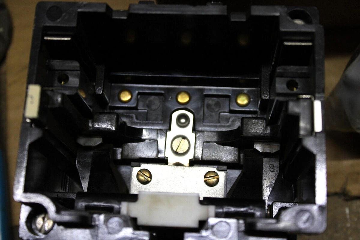 SQUARE D NEMA SIZE 2 STARTER 8536SD01V02S 600 VAC 25 HP 3-PHASE COIL: 120V *NEW*