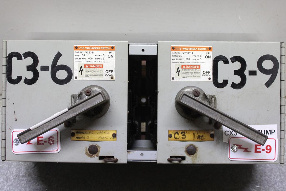 Used ITE TWIN VACU-BREAK FUSIBLE PANELBOARD SWITCH V7E3633 600V 100A