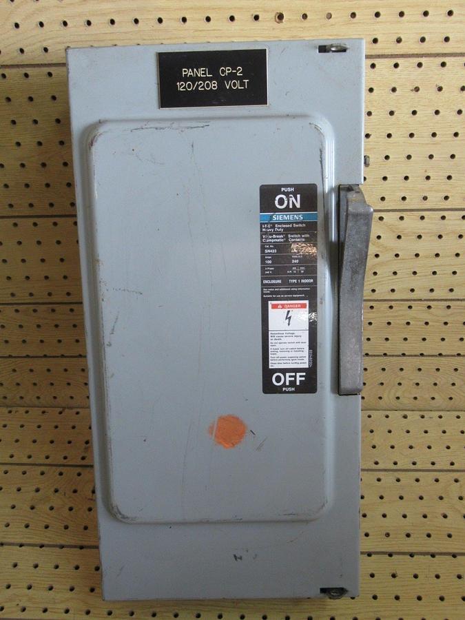 Used SIEMENS FUSIBLE SAFETY DISCONNECT SWITCH SN423 100A 240VAC 2-POLE 30HP TYPE 1